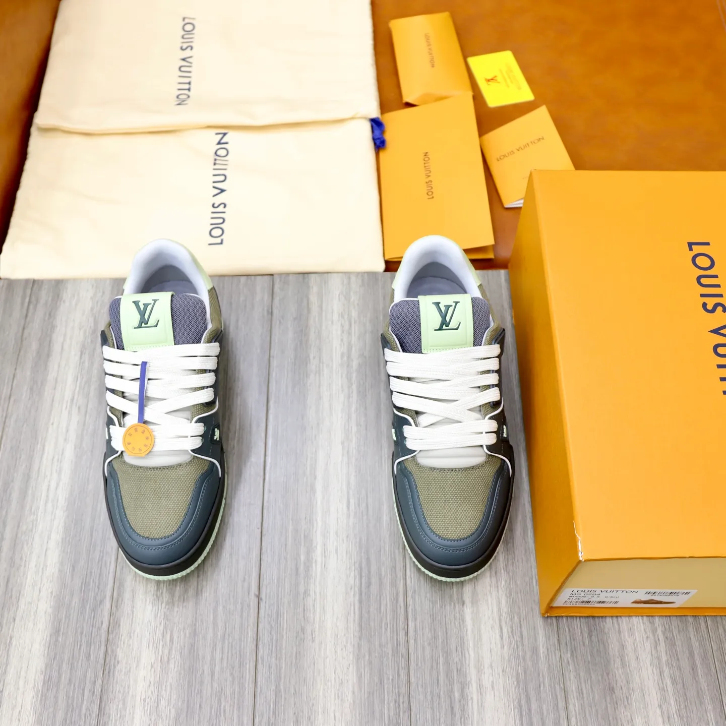 Ex-factory price: 780💰Original development, quality shipping, welcome to compare ❥❥❥❥❥❥LV sneaker series LV Trainer Maxi sneakers introduce the loose silhouette of the ready-to-wear series into the LV Trainer sneaker design written by Virgil Abloh, making an eye-catching appearance in the spring and summer men's wear shows. The cow leather upper is combined with rough fabric laces, and colorful beading highlights the brand's classic elements. LV letters mark the tongue and Monogram floral outsole. Mixed materials Made of first-layer cowhide, wrapped in imported custom-printed denim, thick shoelace design, large Monogram print on the side, "lv 54" badges on the tongue and heel, rubber outsole decorated with Monogram flowers, mesh lining and cotton feet, the comfort is as extreme as ever, premium heritage, quality first, worth owning! Size: 35-40 for women, 39-44 for men (custom-made sizes 38 and 45 are non-refundable)